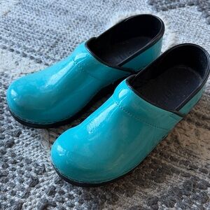 Turquoise sanita clogs